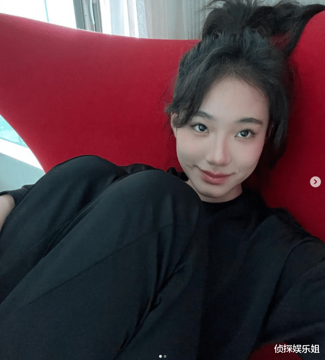 许韶恩|小S二女儿晒自拍照,14岁许韶恩妆发成熟,露齿笑漂亮迷人星范足