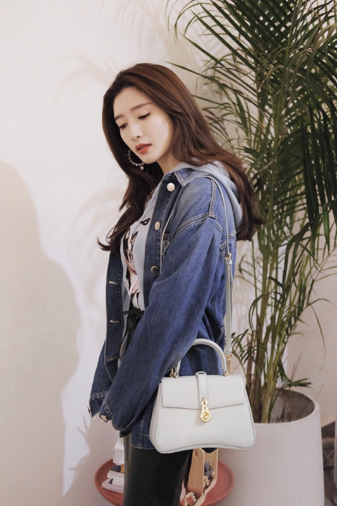 李沁|李沁这件牛仔服也太好看了！这套穿搭全身上下都深深戳到我了 。