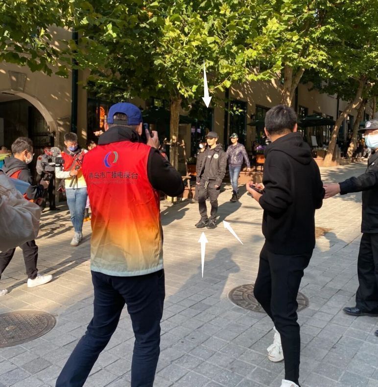 女孩|青岛偶遇黄晓明拍写真，路人视角暴露身高，厚底鞋遭网友吐槽