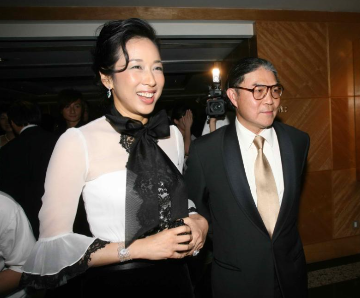 朱玲玲|朱玲玲与百亿丈夫雨中约会,一口一口喂食雪糕,结婚14年仍似初恋