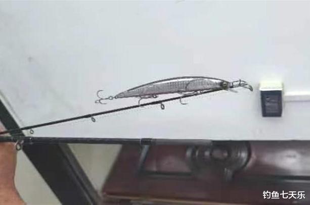 |因鱼钩数量超标，湖北一男子在长江钓鱼被抓！或面临“刑责”