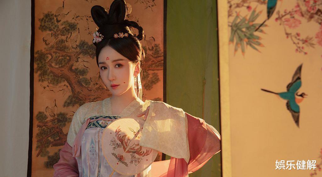 娄艺潇|娄艺潇现身云裳晓芒汉服节 唐装造型带来古风赤伶舞台? ?