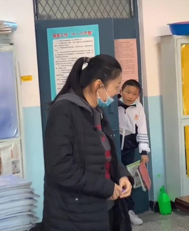 |老师在办公室里放飞自我,突然有学生闯入