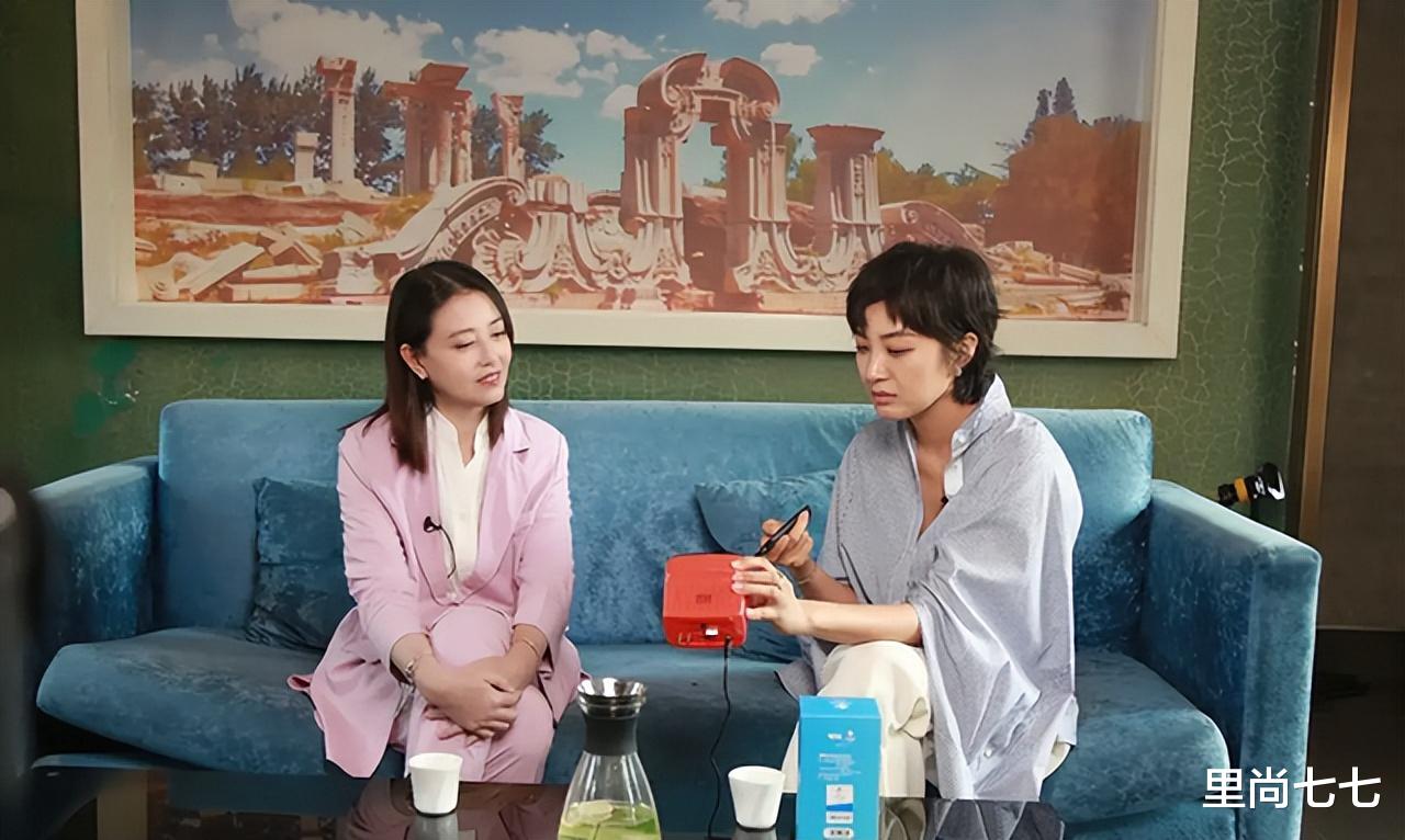 利物浦 周海媚老得太真实，剪奶奶款短发变酷girl，身材胖出年龄感挺实在