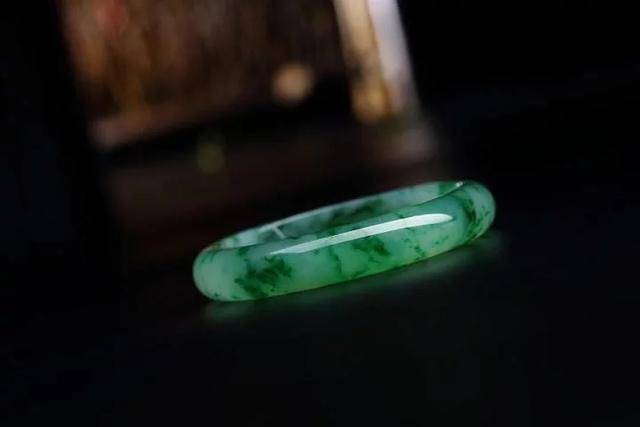 翡翠手镯|亮瞎眼！赌石中的“法拉利”，一刀切出7只翡翠手镯！