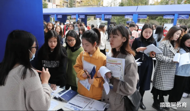大学生|大学生晒出入职前后对比图,画风逐渐跑偏,网友:好像不是一个人