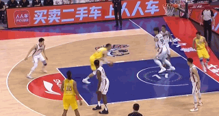 王哲林|李春江不满！王哲林惨遭隔扣，悍将压哨犯规，辽篮现场观战
