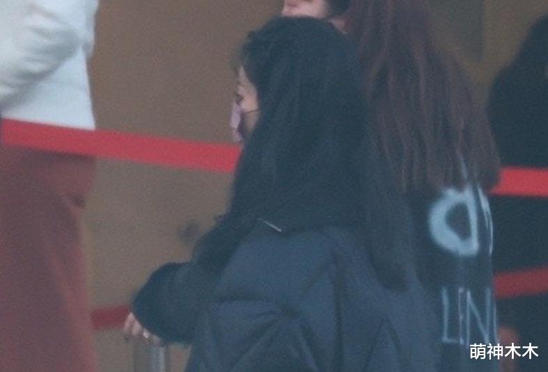 春晚|春晚最后一次联排结束，众星深夜下班，赵丽颖穿红色大衣明媚动人