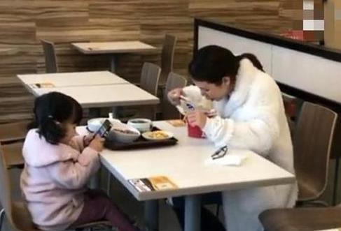 服务区母女吃饭引注意，被抓拍走红，网友：这是在“害”孩子