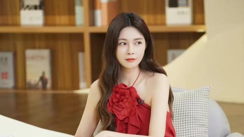 沈梦辰|沈梦辰节目穿搭，红色挂脖裙明艳动人，却被面前的大红花抢镜了