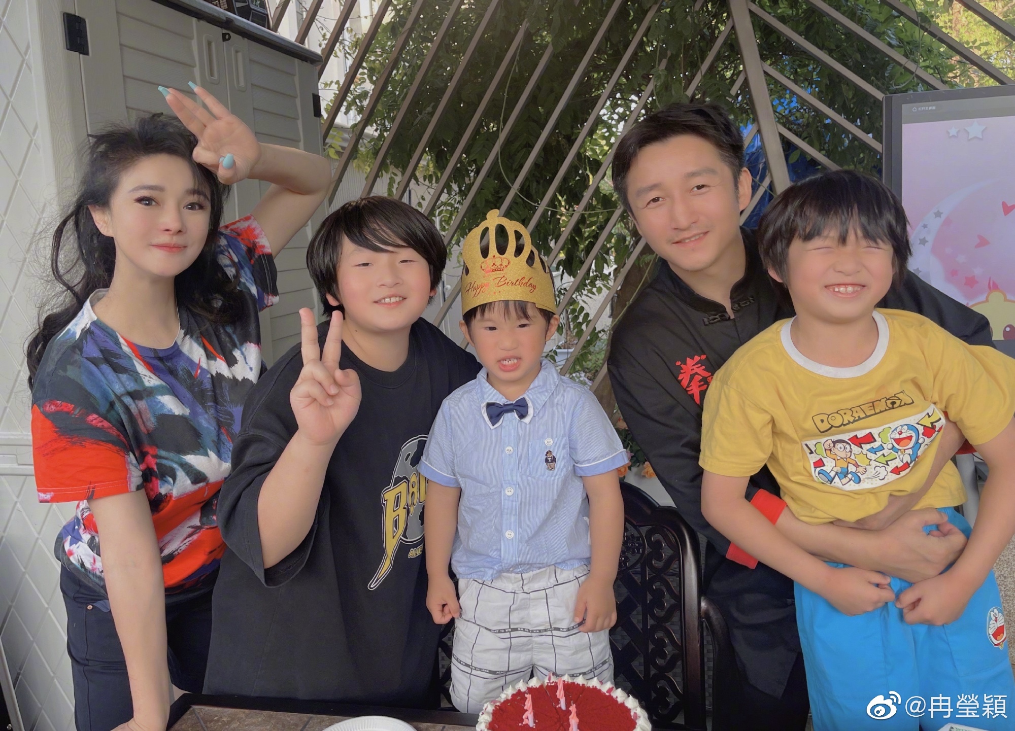 |邹市明一家为小儿子庆生，仨儿子同框如复制粘贴，娇妻自拍似整容