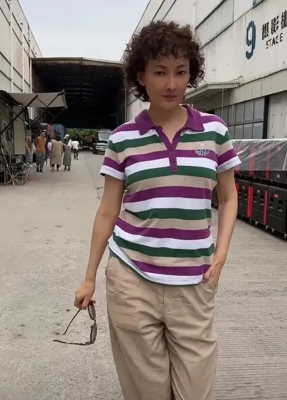 polo衫 牛莉换发型如换了张脸！烫泡面卷配土味polo衫，终于相信她49岁了
