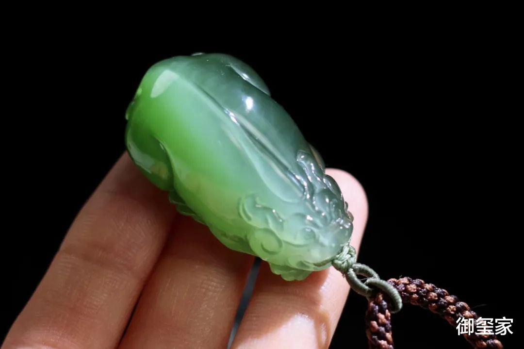菠菜|什么样的和田玉碧玉最好?有黑点的碧玉可以选吗?