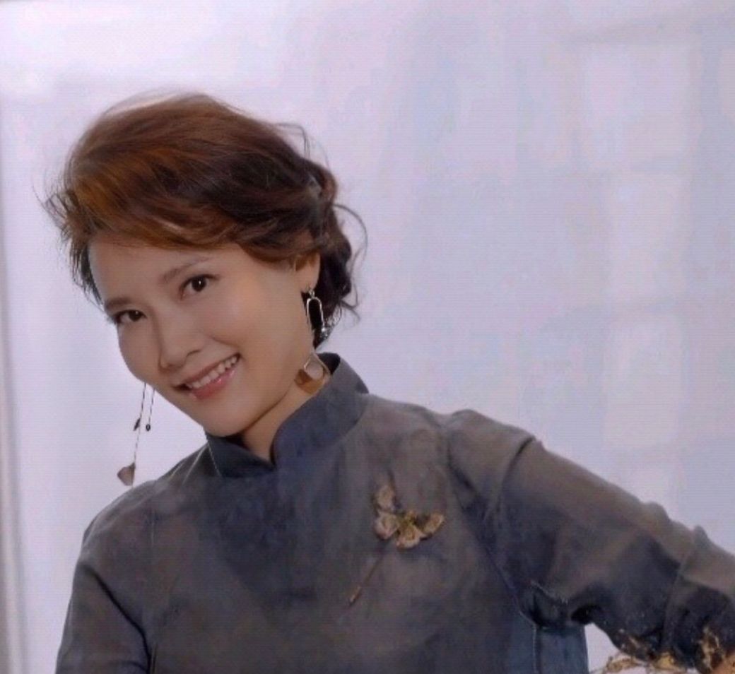 发型 中年女人放弃“黑长直”吧!选这些发型更显气质,看何赛飞就知道