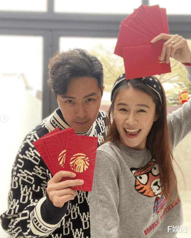 黄翠如|萧正楠晒夫妻合影庆结婚周年 还到防疫酒店楼下与黄翠如隔空相见