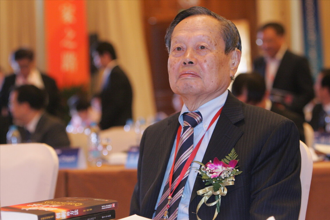 杨振宁百岁之际,什么是宇称不守恒?