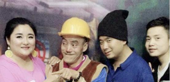 金晨|52岁“光头强”：光环褪去无人问津，卖掉豪车换摩的，娇妻也跑了