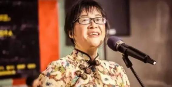 余秀华|杨槠策开直播爆余秀华黑料,眼神妩媚动作夸张,疑似精神出现问题