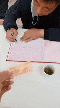 大叔刷了200万礼物,终于在家跟网红女神见面,场面不忍直视!哈哈哈