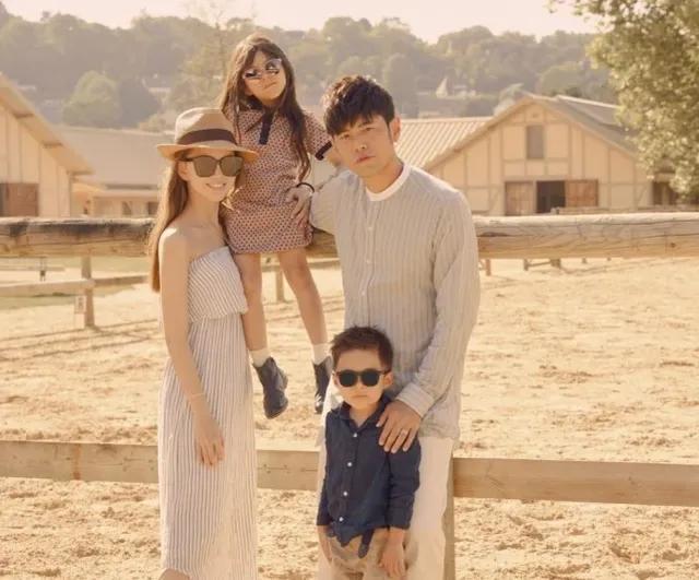 周杰伦|周杰伦感情史，一次演唱会上，周杰伦偷吻上了蔡依林