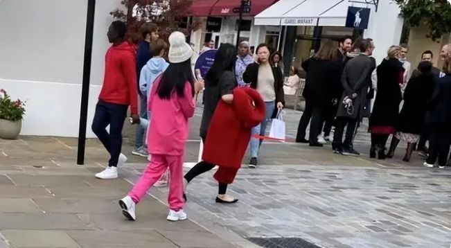 王诗龄|李湘带女儿逛打折村，王诗龄街边大口吃冰淇淋，被认出后满脸不悦