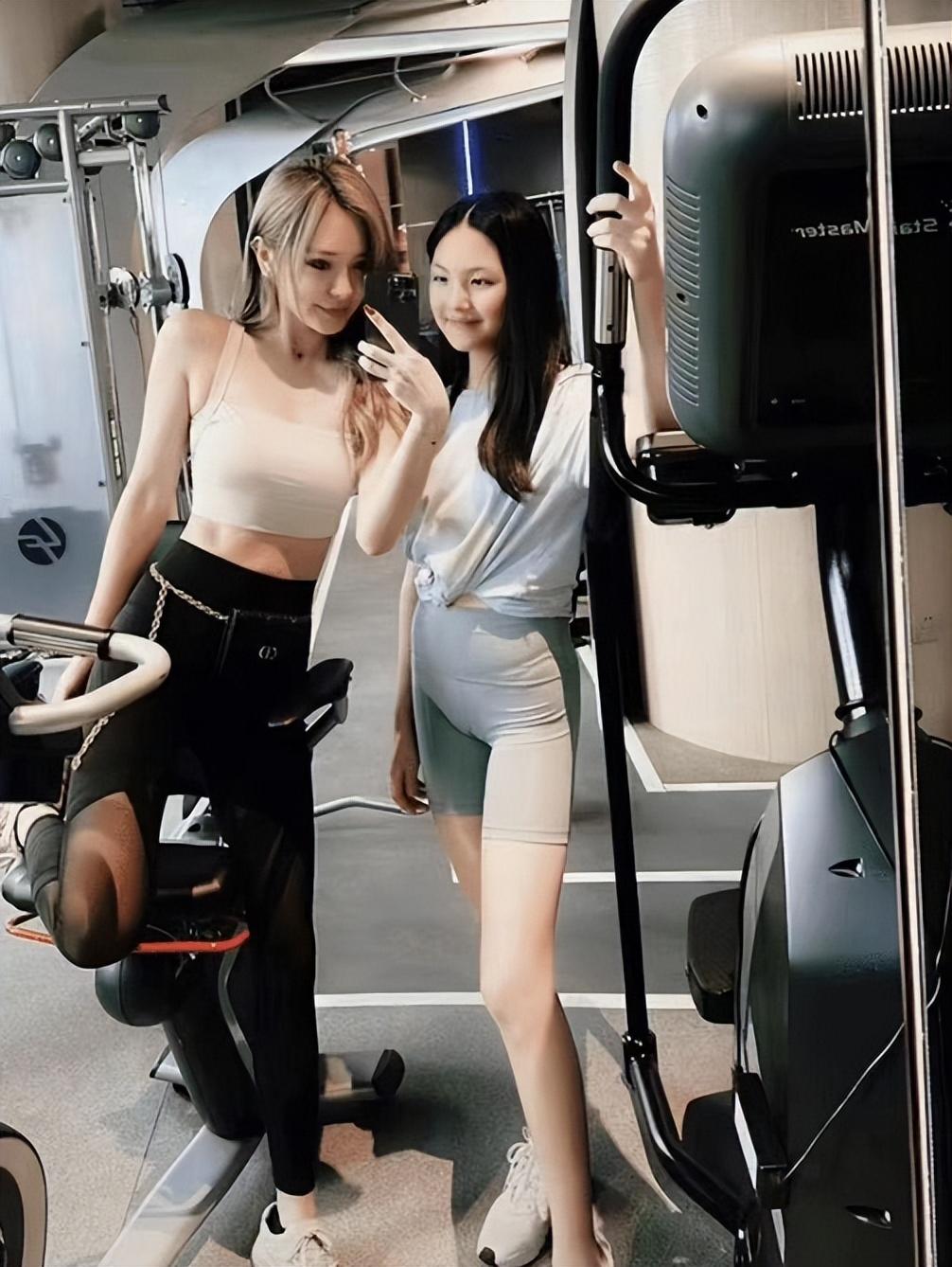 王诗龄|13岁王诗龄晒照露大长腿,和美女同学出游,对自己的颜值不自信?