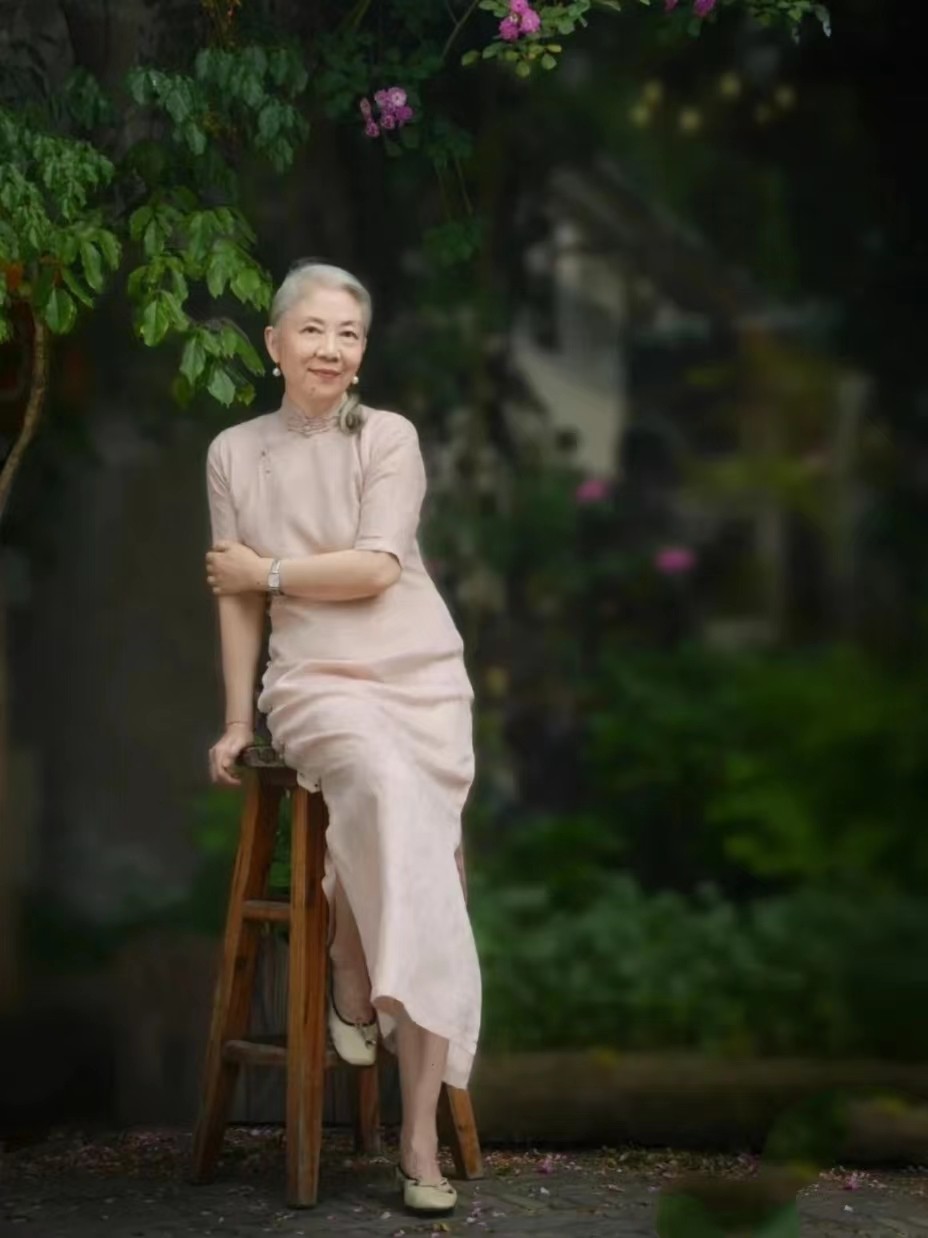 食材 建议中老年女人：出门穿衣，搭配、发型一个不落，活到老优雅到老