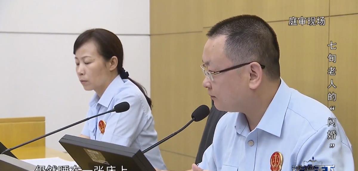 17年,上海老人偶遇摆摊夫妻,好心提供住宿,女子却非要与其结婚