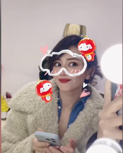 高圆圆|高圆圆加美颜后颜值失真，私人行李箱曝光，杂乱但接地气