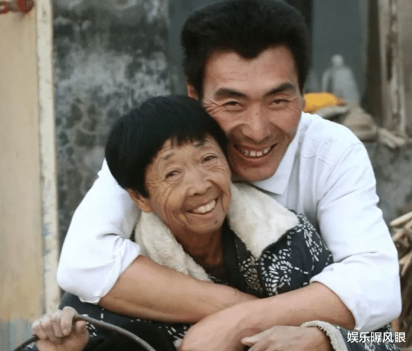 李玉成|85岁马玉琴晚景凄惨？自己吃烂梨、咸菜，小32岁老公却啃鸡爪