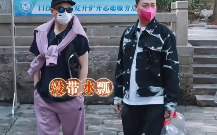 陈小春去长沙白沙井,发现井边围了一堆的人在打水喝,心里觉得非常奇怪