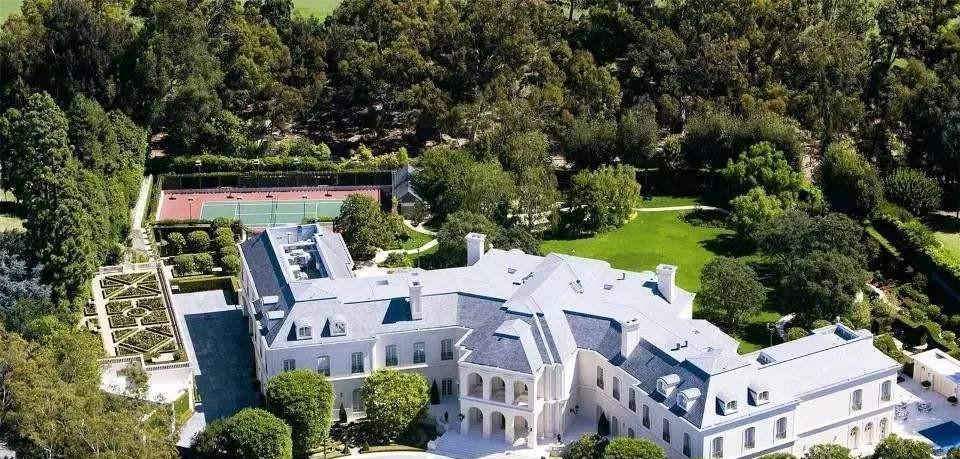 维多利亚·贝克汉姆|48岁贝嫂维多利亚,否认隆鼻,尽管她承认做过隆胸手术