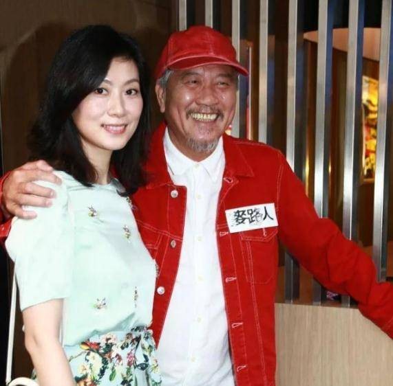 万梓良|64岁万梓良商演喝醉险摔倒！穿红袜双手指天，满脸通红走路站不稳