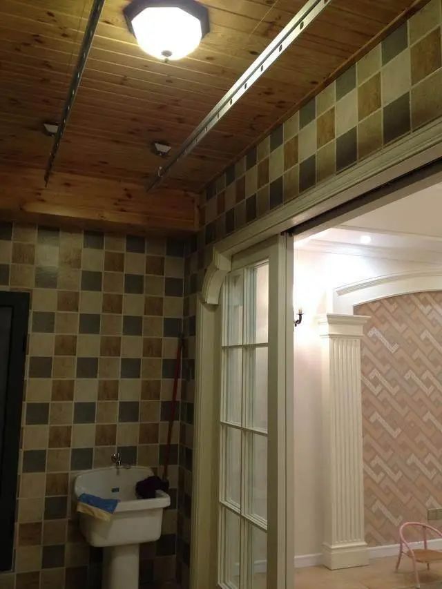 朋友新家装好，家具还没搬就很漂亮，头一次见餐厅隔断这么做的