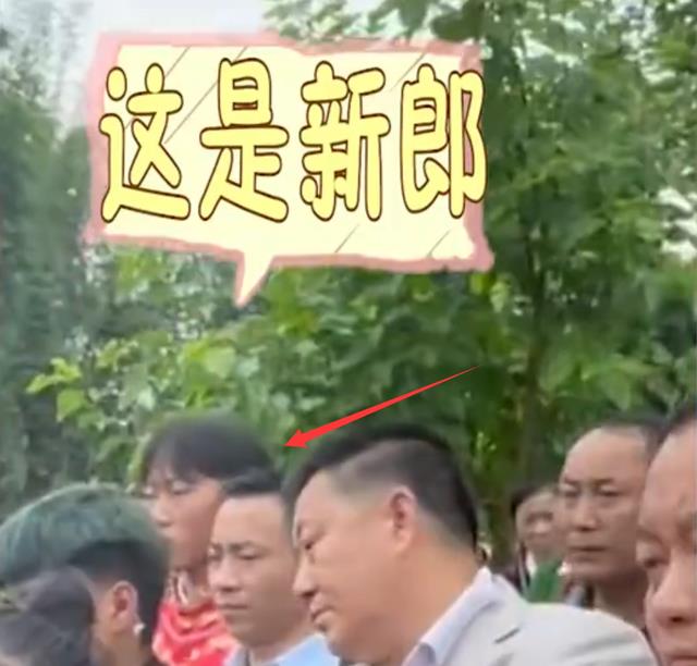 四川一对新人结婚,新郎反应亮了,网友:这婚礼仿佛跟他毫不相干