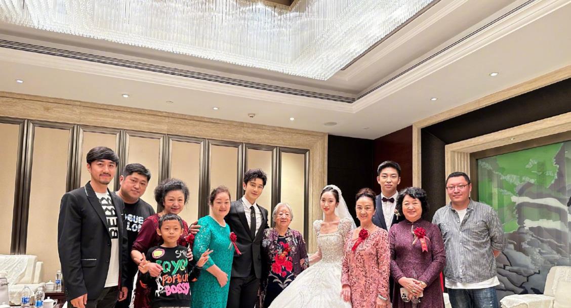 |黄晓明患肠胃炎和寻麻疹进医院，手臂大片红肿，自嘲不能放纵自己