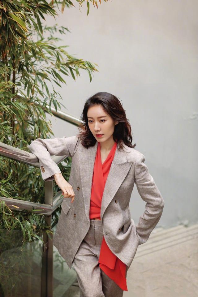 高露|被高露的“花瓶身材”惊艳，优雅女神变霸气女王，星河拖地裙好美