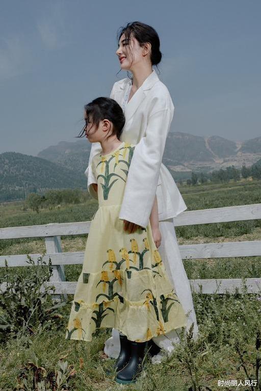 黄奕|黄奕女儿生日宴大爆火！10岁女儿穿公主裙凹造型，五官长开后更尴尬