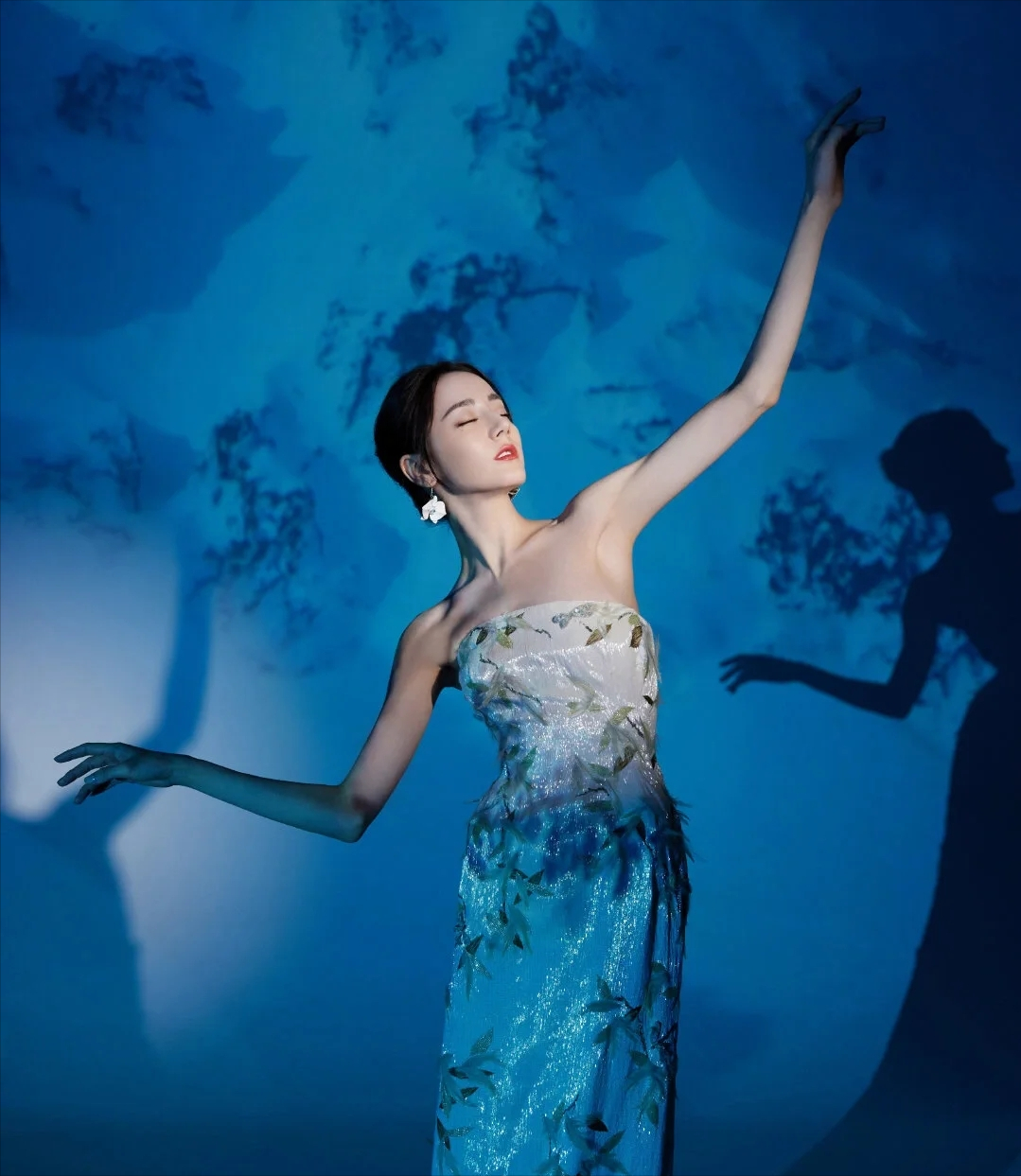 迪丽热巴|迪丽热巴像是在海里走出来的美人鱼，请问是公主殿下吗？