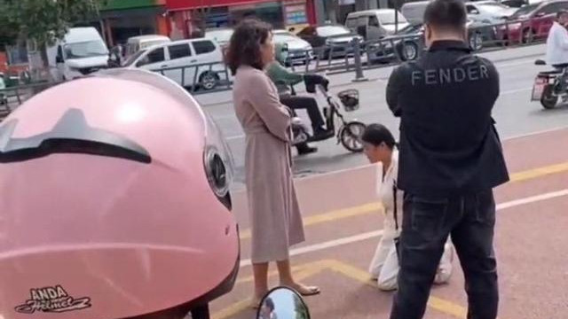 江苏：女子当街下跪给原配认错引多人围观，网友：原配更有气质
