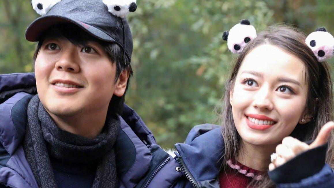 郎朗|郎朗一家度假，2岁儿子大长腿吸睛，钢琴家不能抱孩子吗？