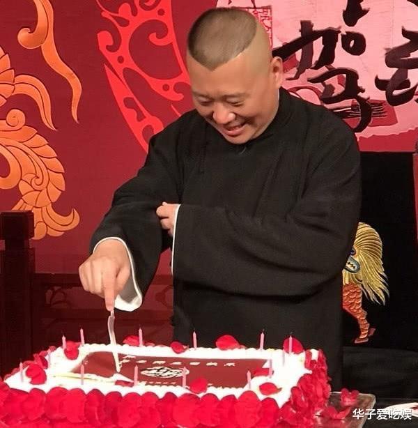 郭德纲|同样是过生日，郭德纲徒子徒孙满堂，而侯耀华的徒弟却纷纷缺席！