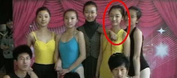 周冬雨|她3岁随母改嫁，靠继父扛水泥撑起演员梦，今成影后身价上亿