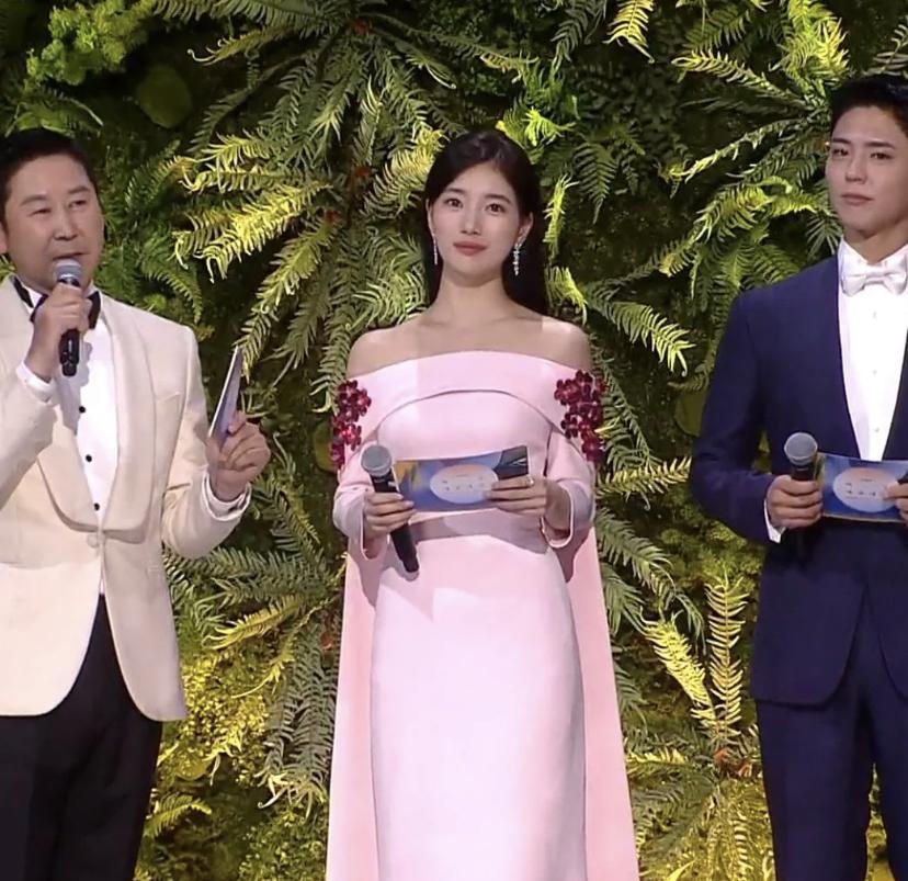 撞衫|撞衫不可怕，谁土谁尴尬！中韩女星穿同款衣服，差距一目了然