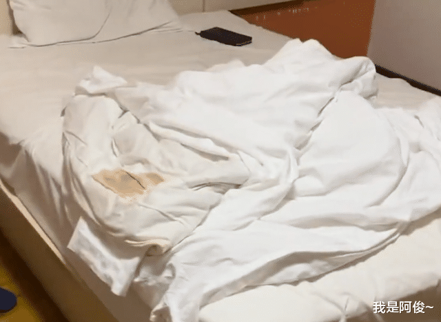 辽宁一男子酒店裸睡一晚,醒来发现被子上有大摊血直呼:太恶心了