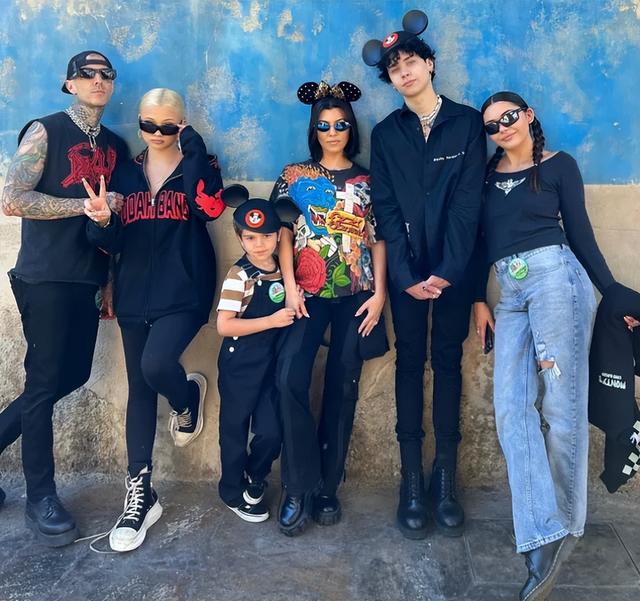 朴信惠|43岁考特尼坐桌上撩发，穿露腰装尽显身材，戴钻石戒指秀恩爱