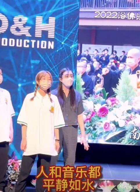 t恤 王祖贤罕见登台表演，穿T恤扎马尾做回小女人，55岁单身真太可惜