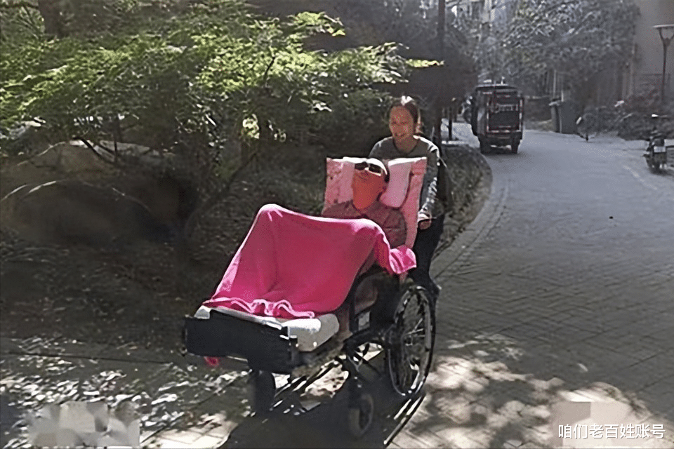 两人仅相恋七个月,男友意外变成植物人,女友却不离不弃照料四年