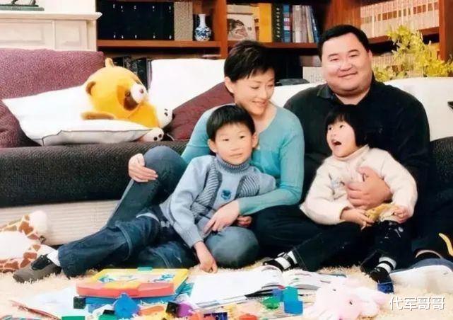55岁杨澜近照曝光，头发花白弓腰驼背，疑与外籍老公移居美国