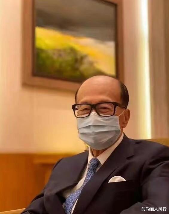 穿衣搭配|94岁李嘉诚生活照罕见曝光!和小33岁女友牵手出游,穿潮装扮年轻